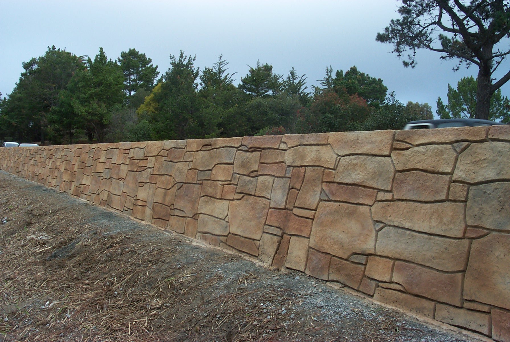STACKED STONE TEXTURE ON CONCRETE BARRIER TYPE 60 
